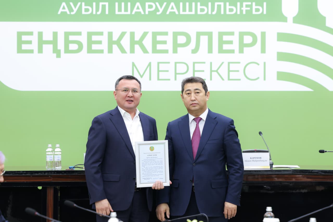 Айдарбек Сапаров вручил лучшим представителям АПК Шымкента государственные награды