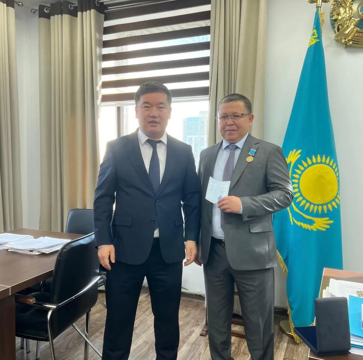 В честь Дня национальной валюты – тенге были отмечены и награждены ряд сотрудников управления финансов.