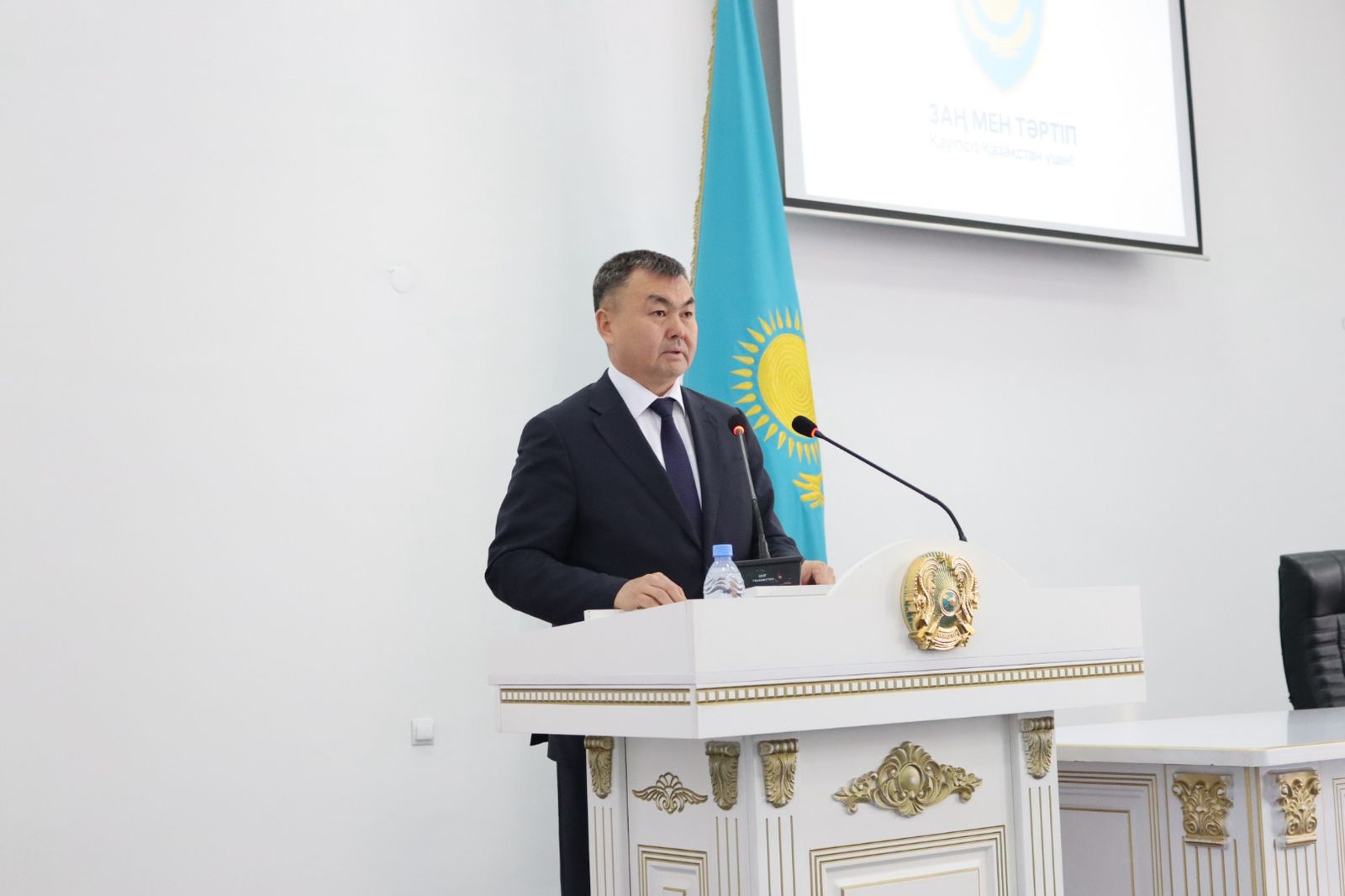 Председатель Совета по этике области Жетісу Манап Кобылан Токбергенович встретился с государственными служащими Сарканского района.