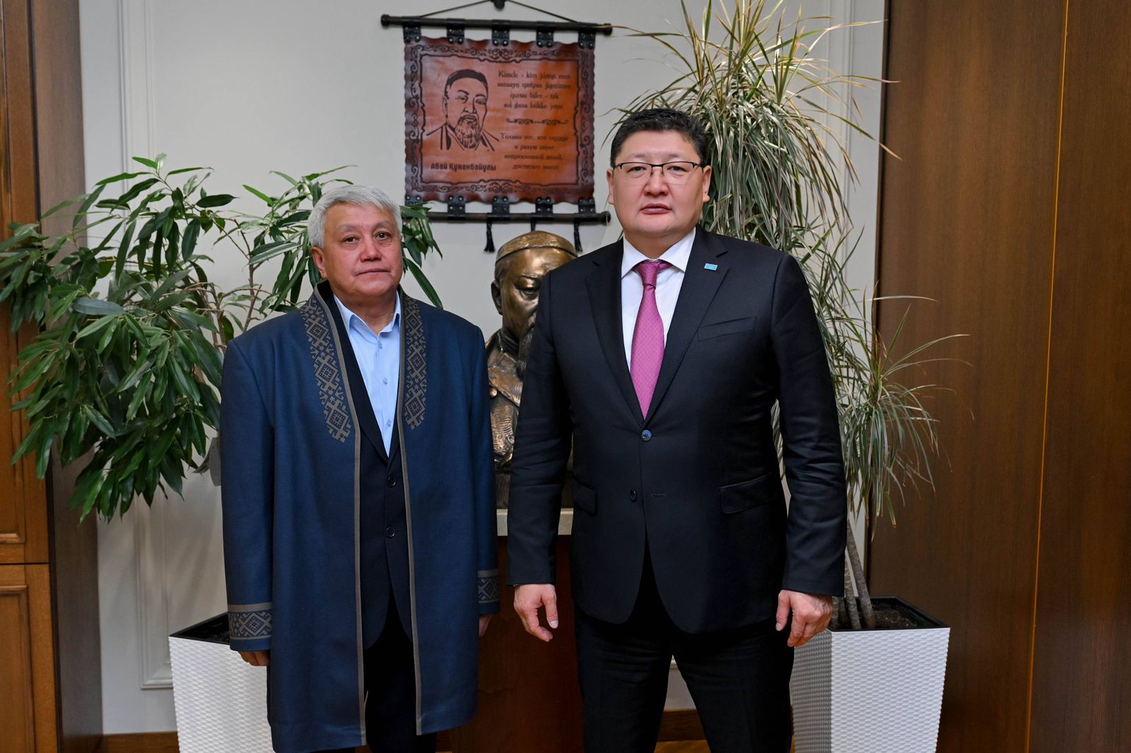 Аким области встретился с председателем Комитета по языковой политике Ерболом Тилешовым