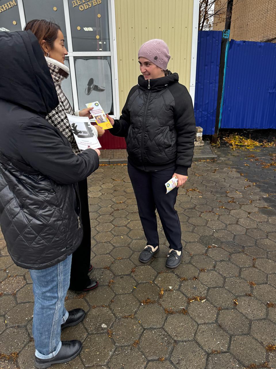 Члены информационно-разъяснительной группы проводят плановую работу среди населения по вопросам религии и межэтнических отношений.