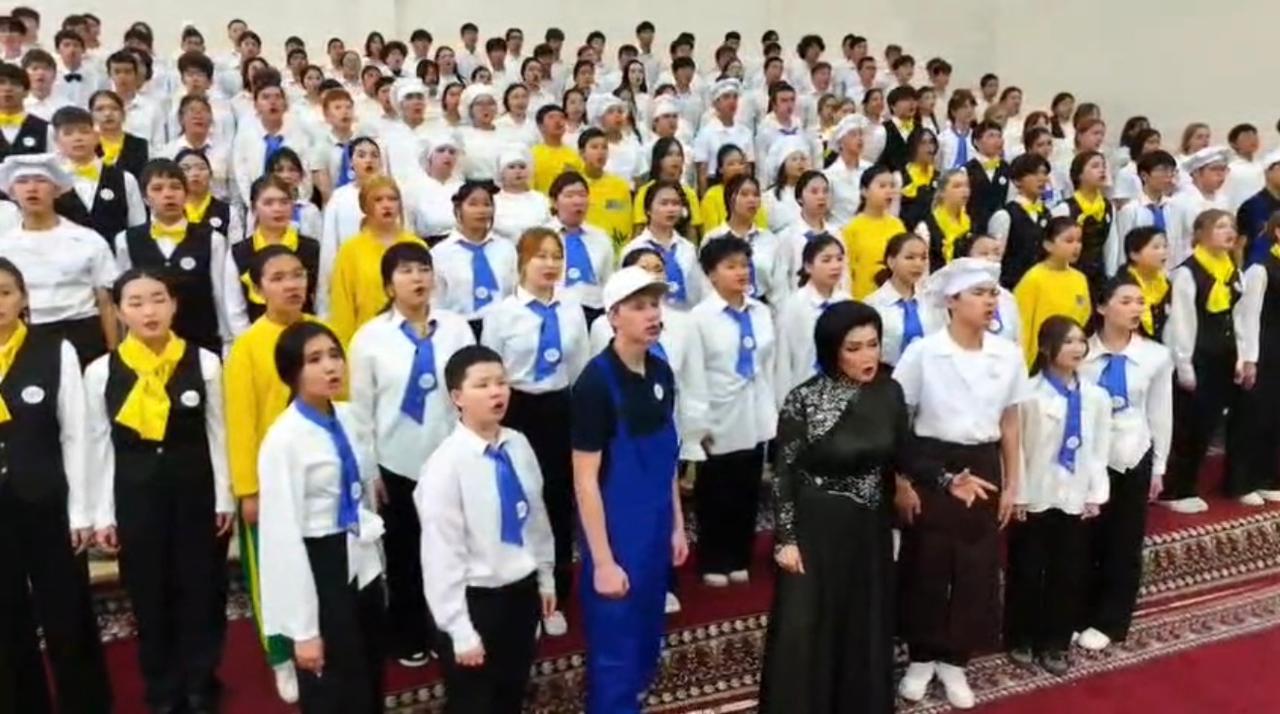 Астанада 700 студент еңбек адамына арналған гимнін орындады