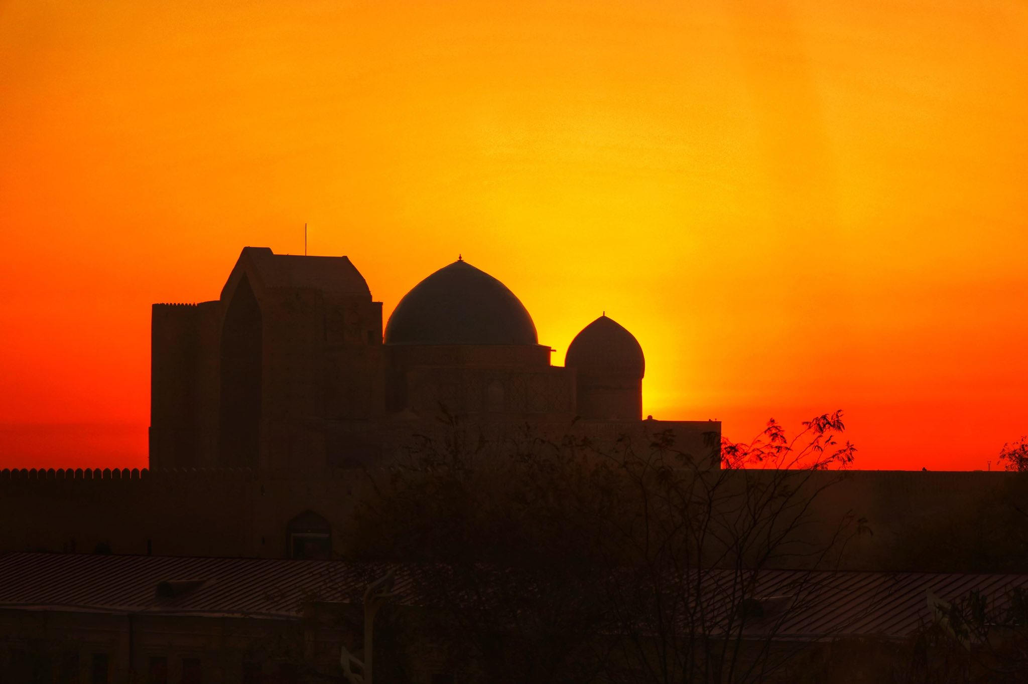 Түркістанның алтын түске боялған кеші 🌅