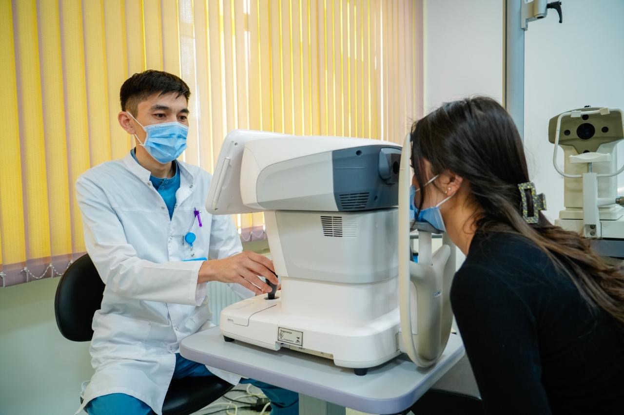 Елордалық хирургтер мүмкіндігі шектеулі науқастың көру қабілетін қалпына келтірді