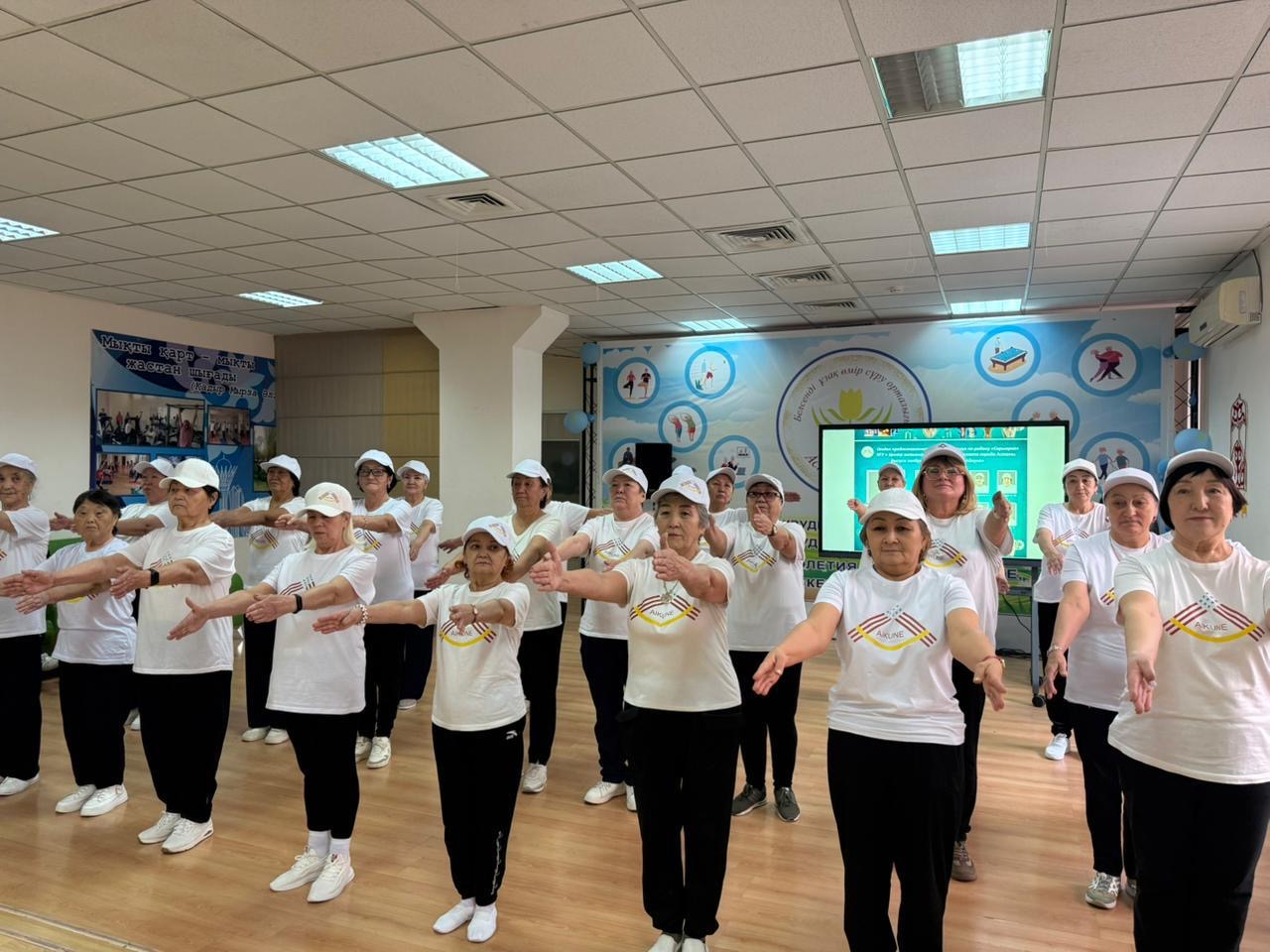 Зейнеткерлерге арналған «бітіру кеші»: елордалық қарттар Айкуне гимнастикасы курсын аяқтады