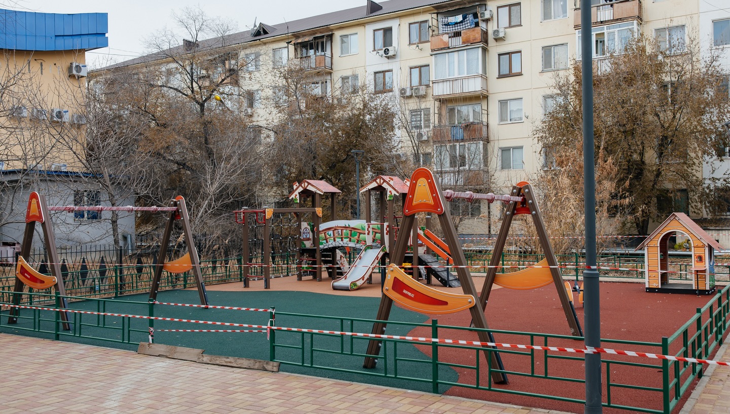 БЮДЖЕТ НАРОДНОГО УЧАСТИЯ: В АТЫРАУ СТРОЯТСЯ ИГРОВЫЕ И СПОРТИВНЫЕ ПЛОЩАДКИ