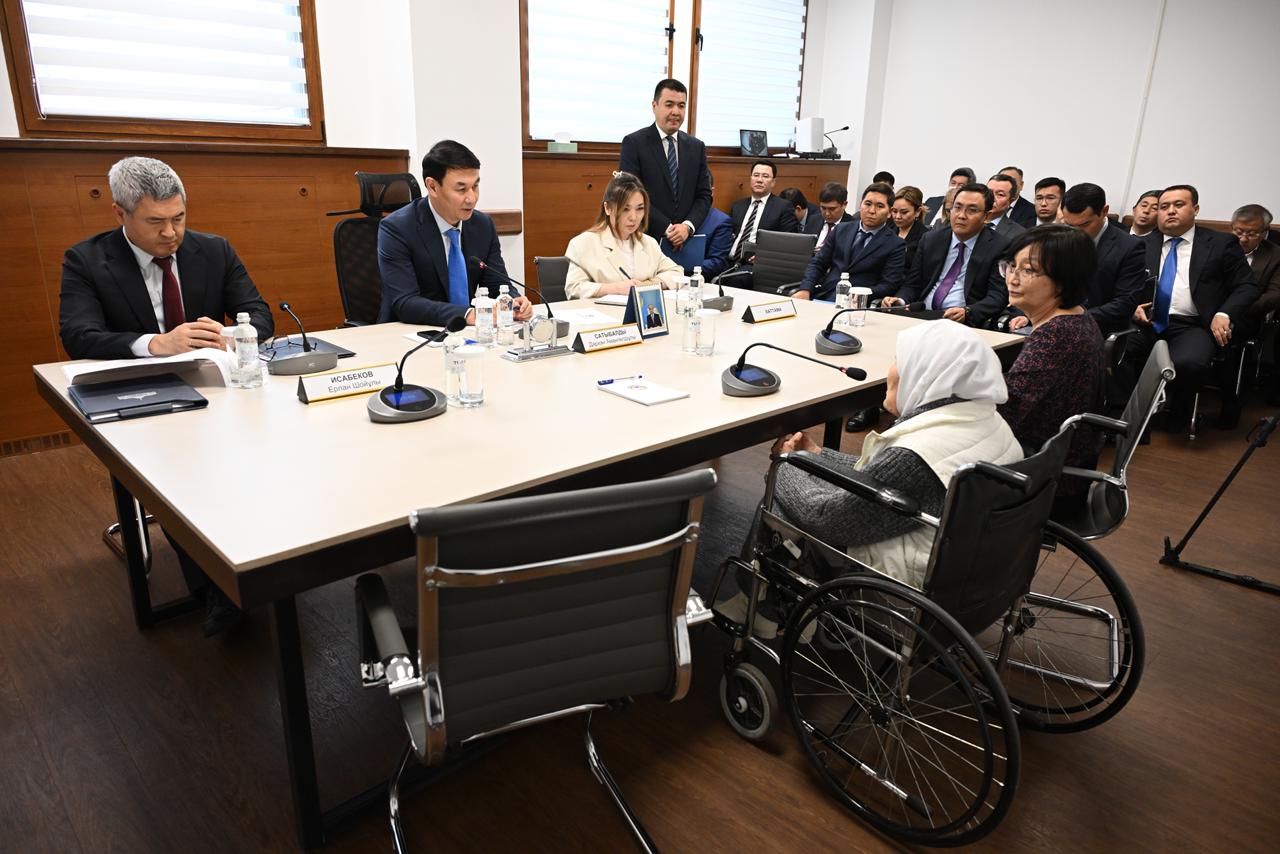 Аким Алматы провел личный прием граждан: рассмотрены вопросы жителей по развитию инфраструктуры, благоустройству и соцподдержке