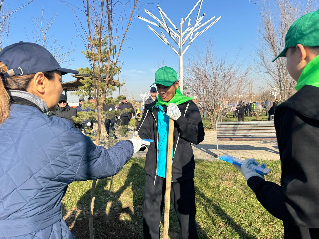 В Наурызбайском районе Алматы продолжается массовая посадка деревьев