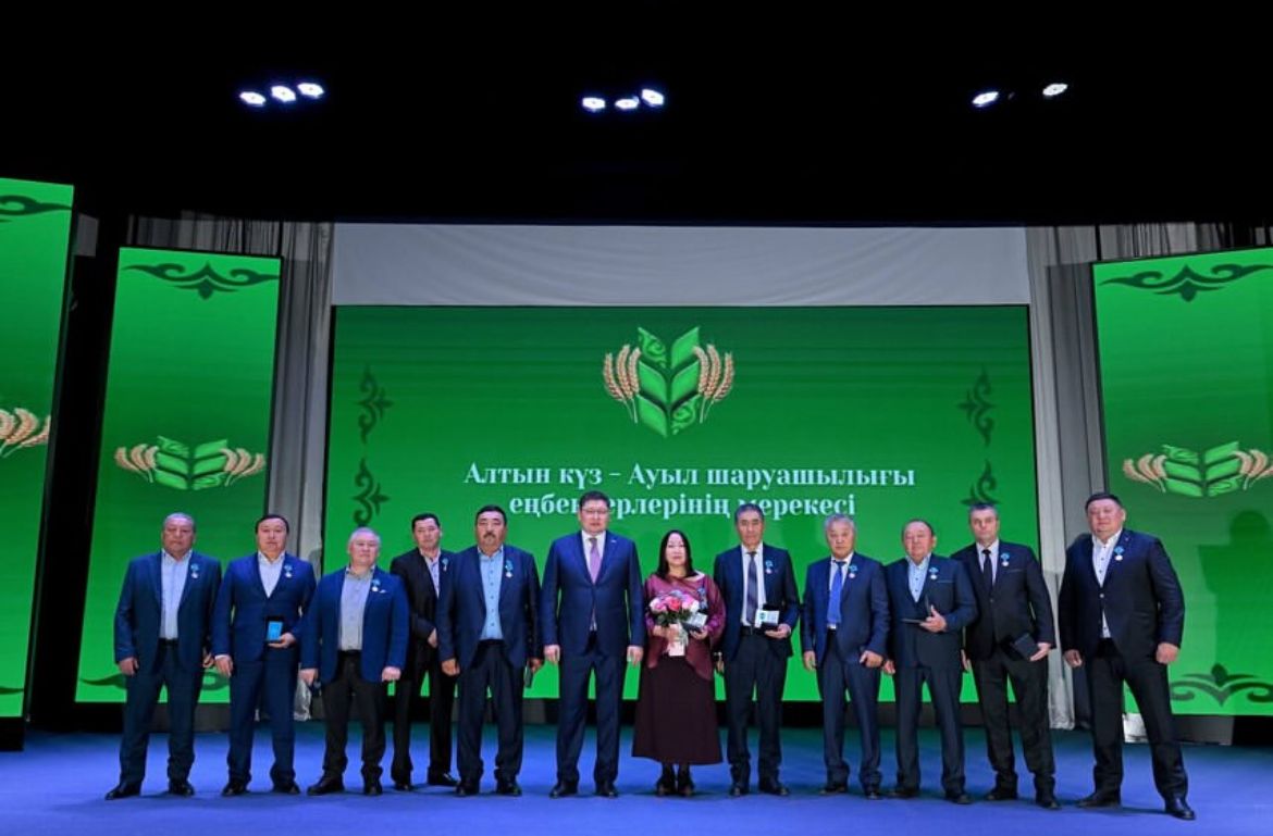 В преддверии дня работников сельского хозяйства граждане района, внесшие большой вклад в развитие сельского хозяйства получили награду акима области