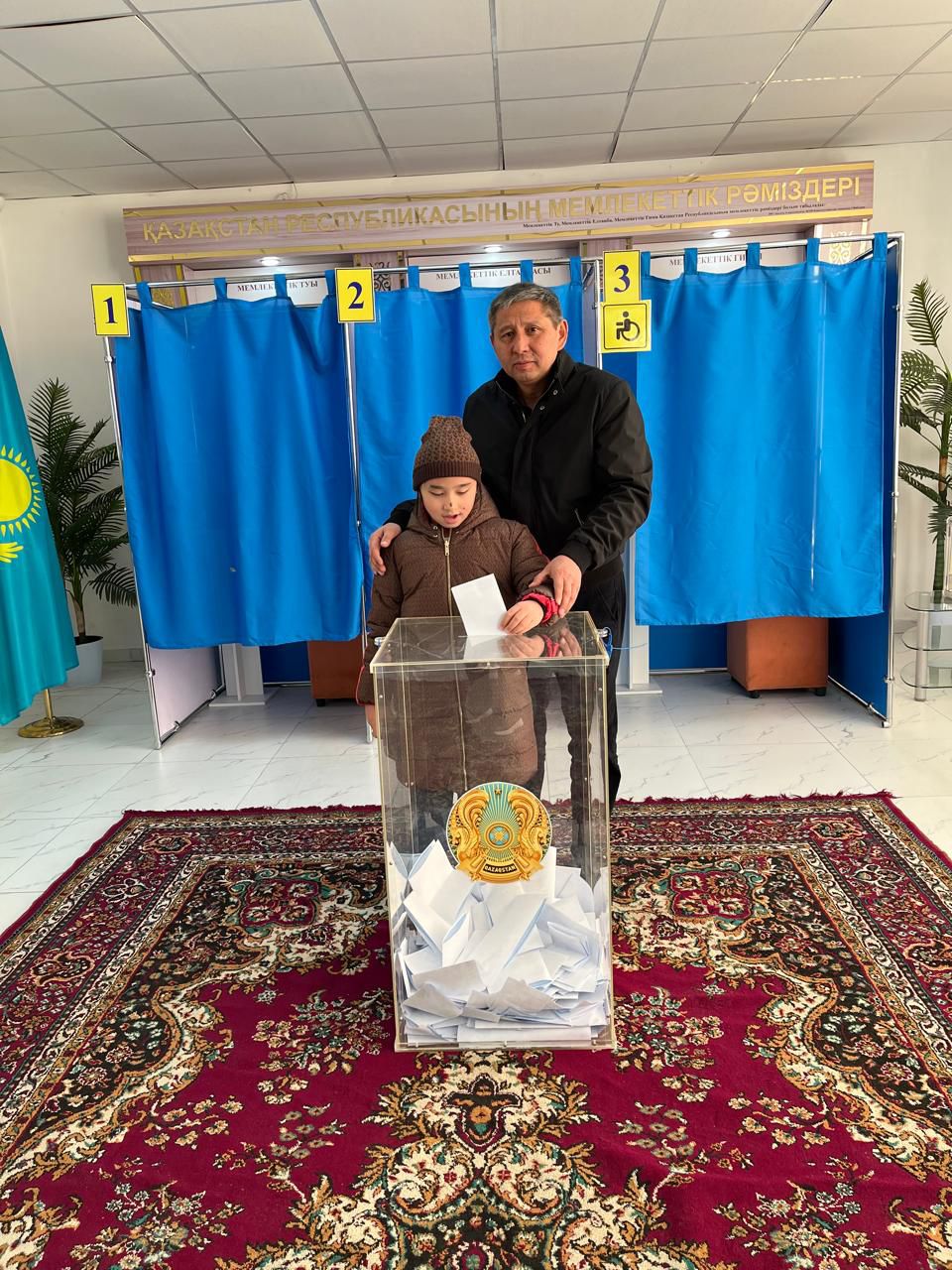 Аким района проголосовал