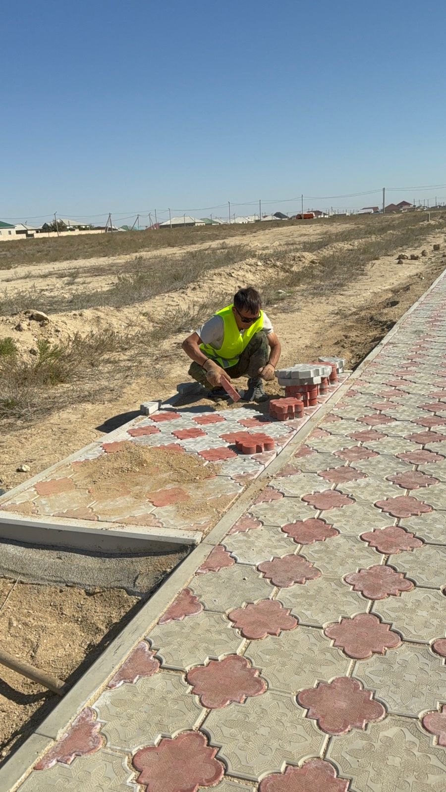 Ауылдық округ аумағында жаяу жүргінші жолын төсеу жұмыстары жүргізілуде.