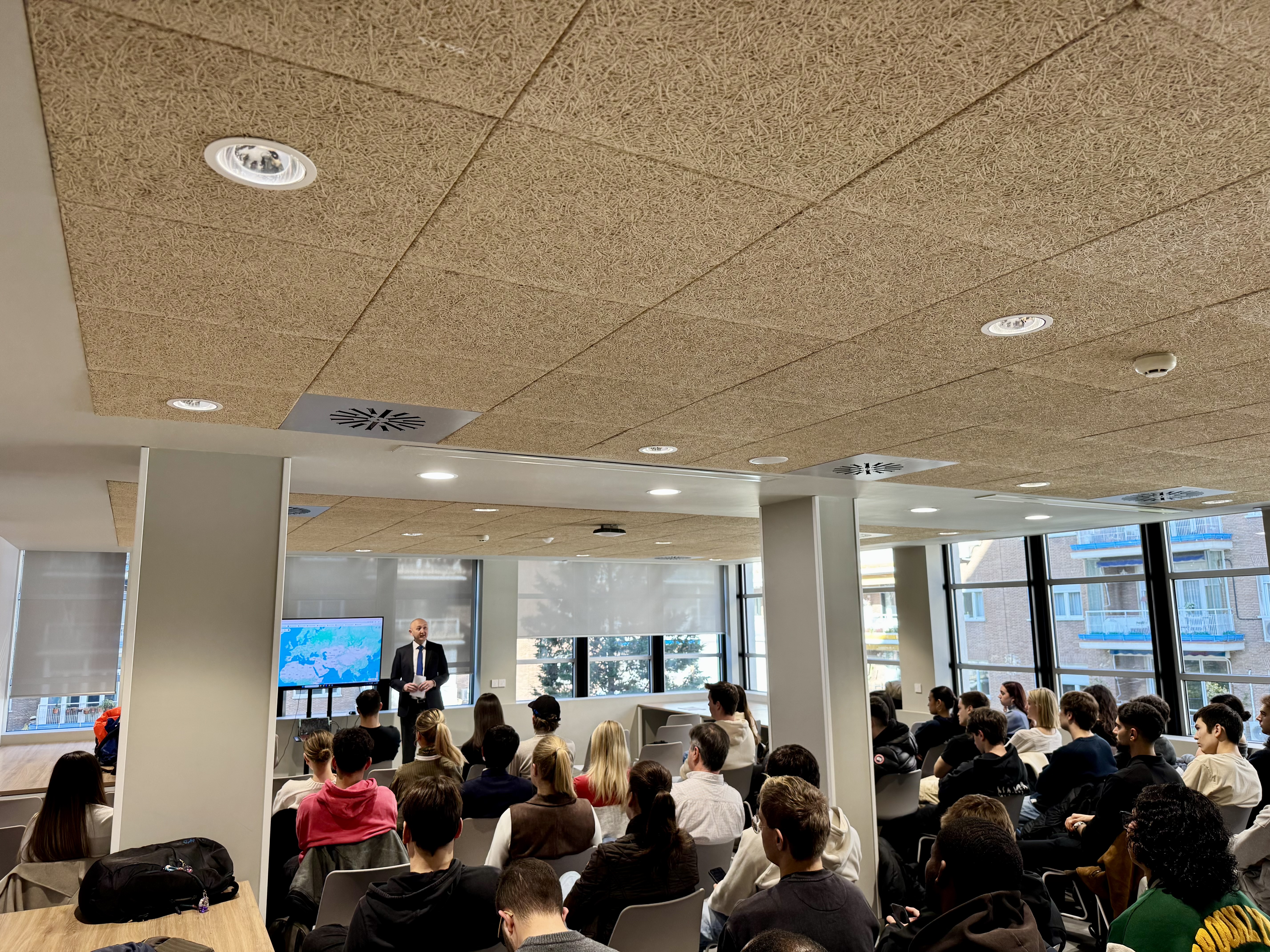 Казақстанның цифрлық трансформация жөніндегі көзқарасы Испанияның академиялық алаңында таныстырылды