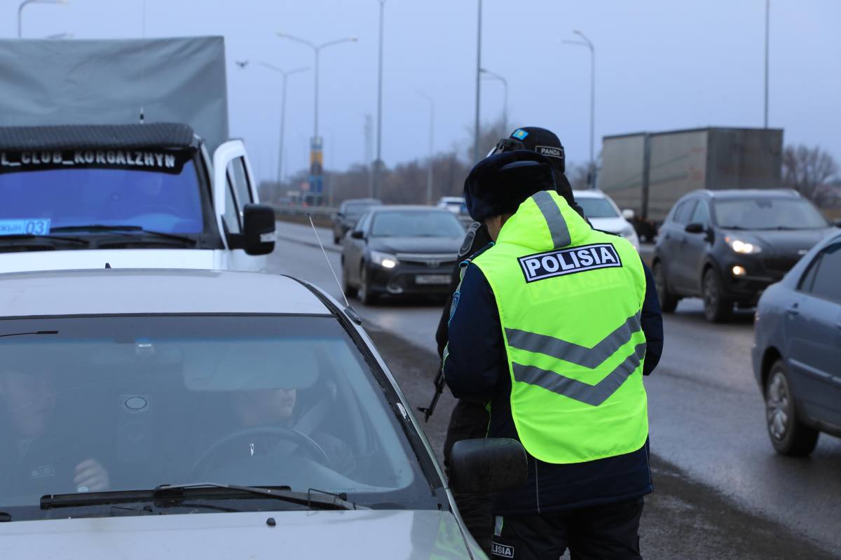 Начальник ДП Астаны проверил аварийные участки дорог в городе