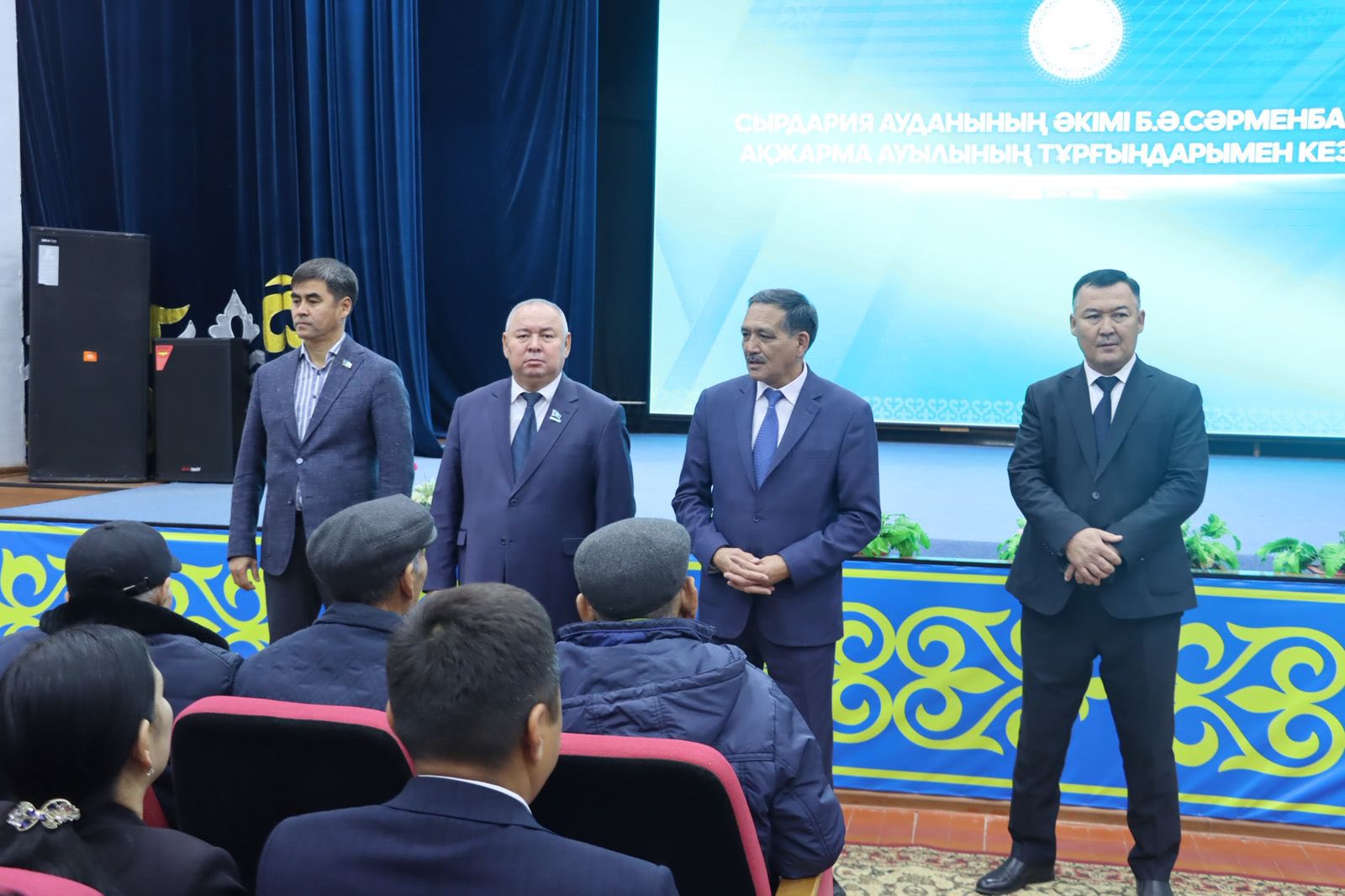 Аким района встретился с жителями села Инкардария и Акжарма