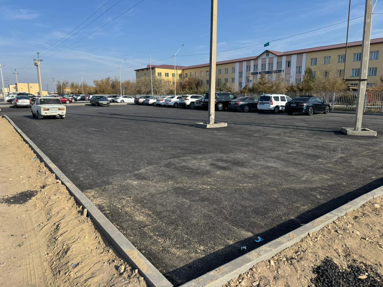 Перед социальным объектом была построена автостоянка.