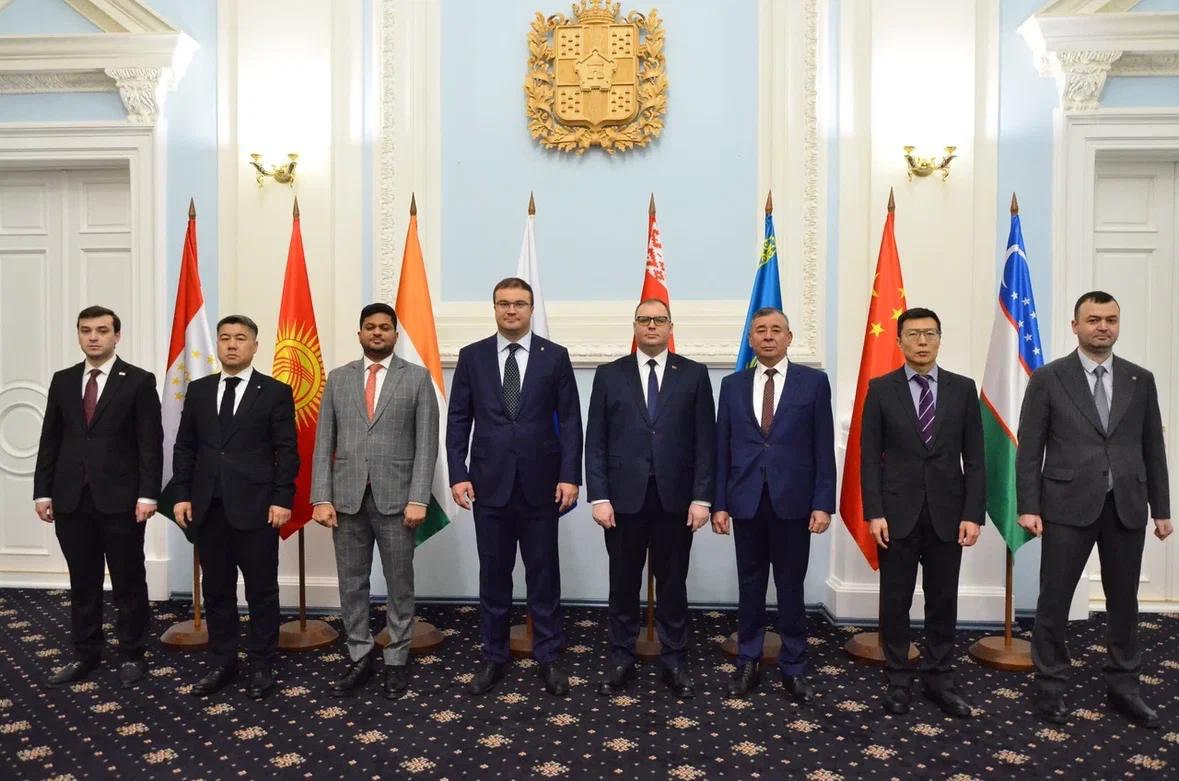 25 ноября 2025 года по приглашению Губернатора Омской области В.П.Хоценко состоялась встреча с представителями дипломатического и консульского корпуса государств — участников ШОС