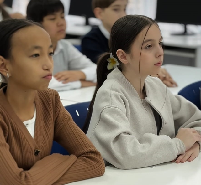 Сегодня в средней школе №11 в рамках программы «Адал азамат» прошёл классный час «Час безопасности»