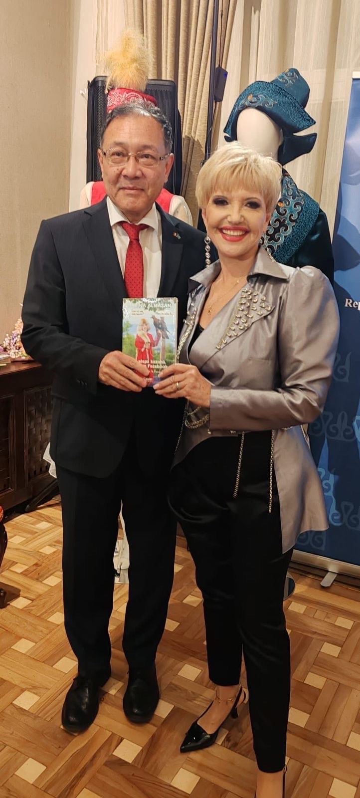 Бухарестте «Kazakhstan: Born Bold» халықаралық имидждік науқан аясында "Қазақ даласынан тікелей Facebook-ке" кітабының тұсаукесері өтті