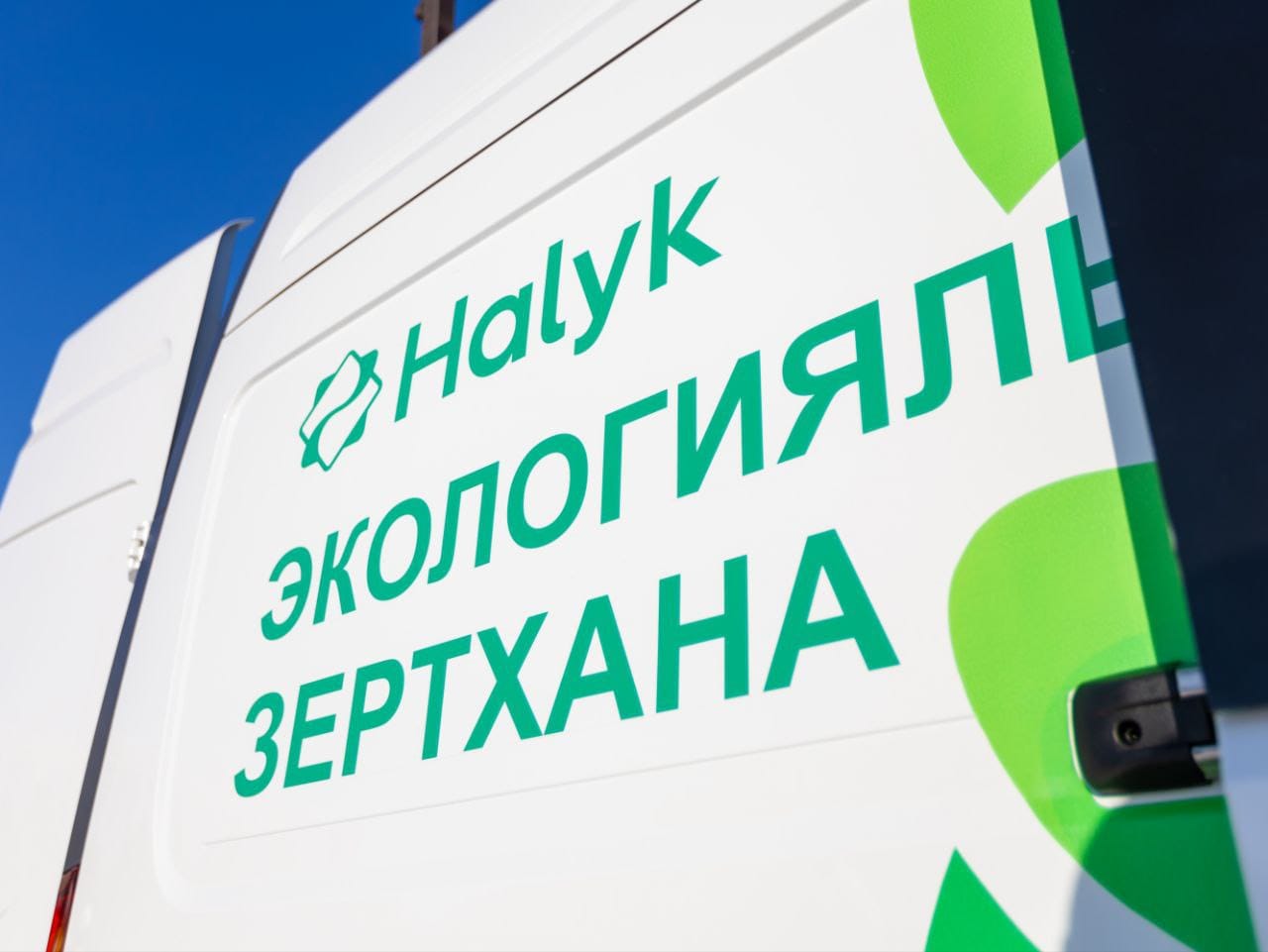 В ВКО запустили новую мобильную экологическую лабораторию, контролирующую воздух областного центра