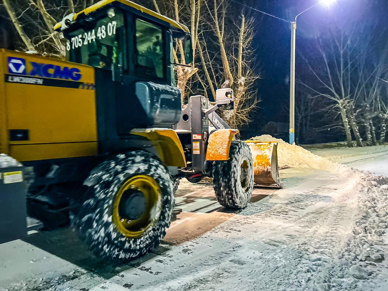 Таңертеңнен бері Глубокое кентінде жолдарды қардан тазалау жұмыстары жалғасуда