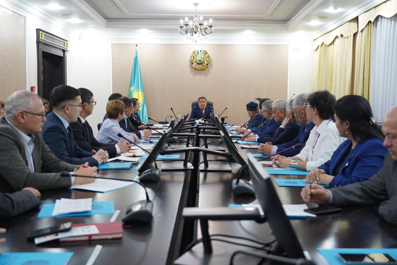 Ақмола облысының әкімі Марат Ахметжанов Қоғамдық кеңес мүшелерімен кездесті