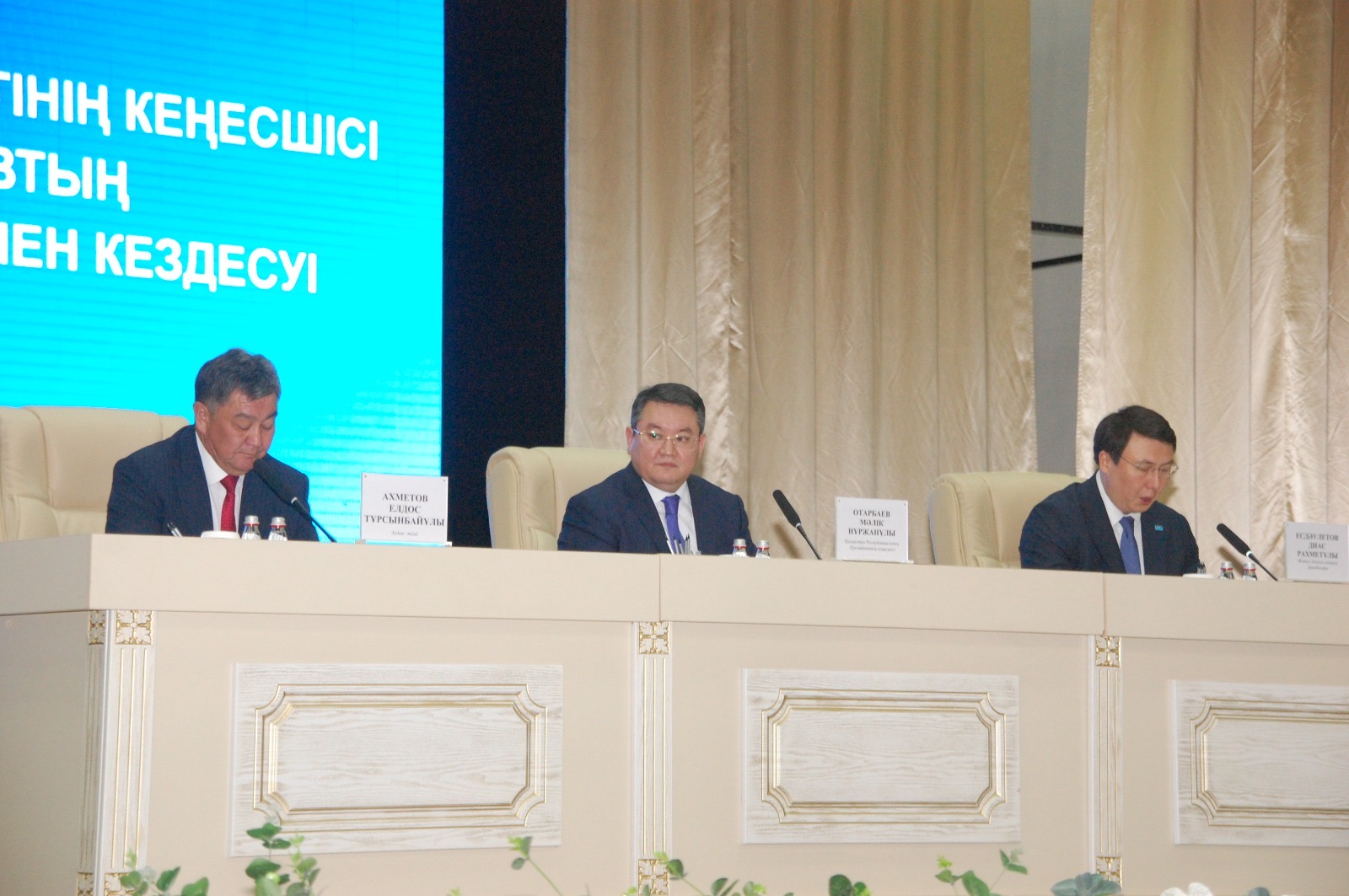 Президент кеңесшісі Мәлік Отарбаев Жетісу облысы Ескелді ауданының тұрғындарымен кездесті