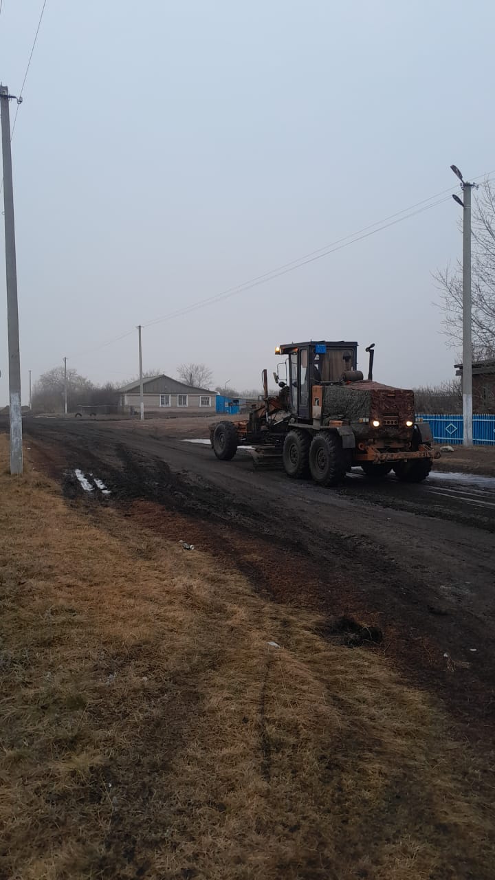 Проведены работы по профилированию внутрипоселковой дороги села Айымжан улиц Театральная и Абая