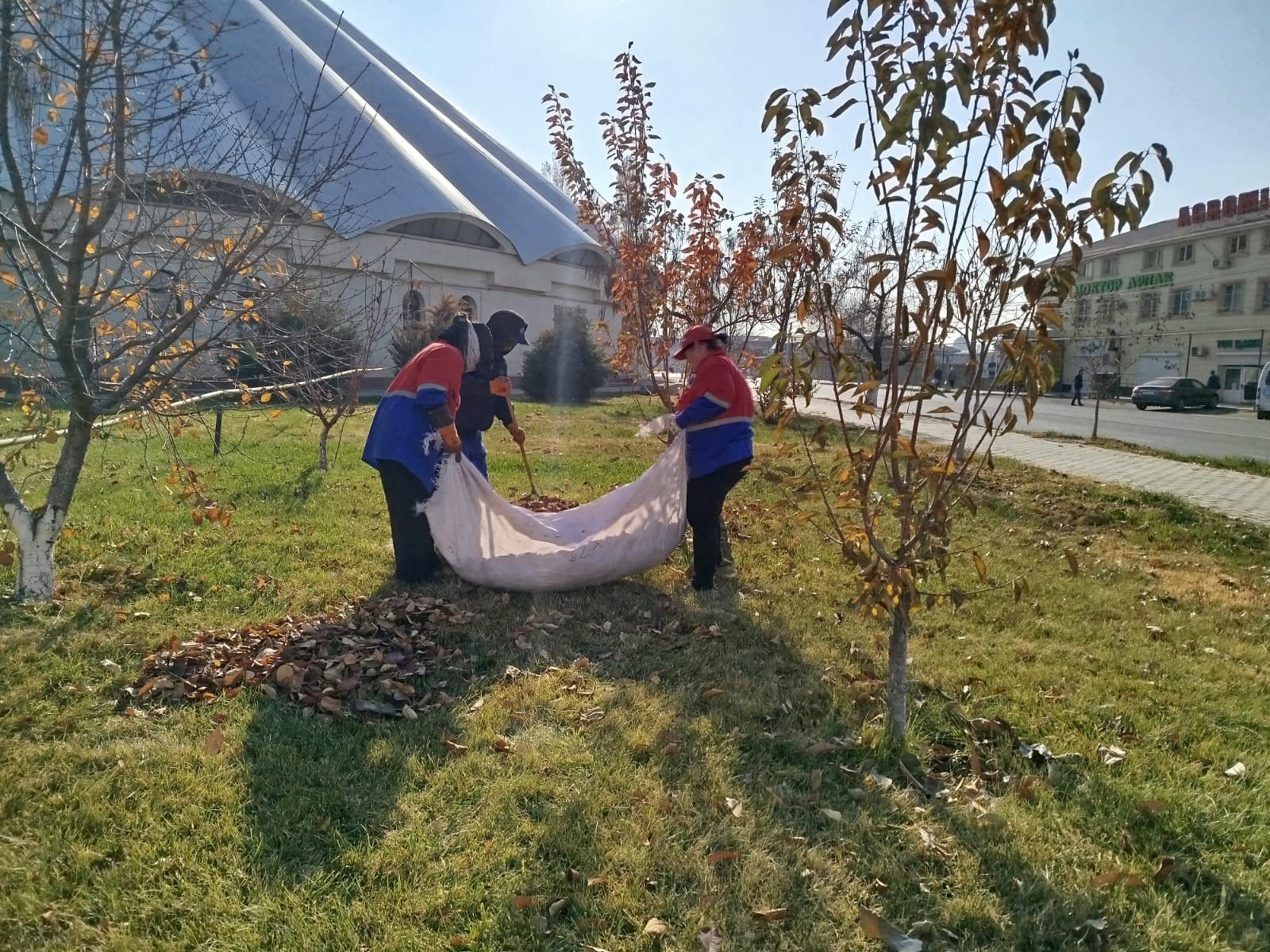 На территории Абайского района коммунальным государственным учреждением «Абай» проводятся работы по уборке. В целях улучшения санитарного состояния территории соответствующие работы выполняются на постоянной основе