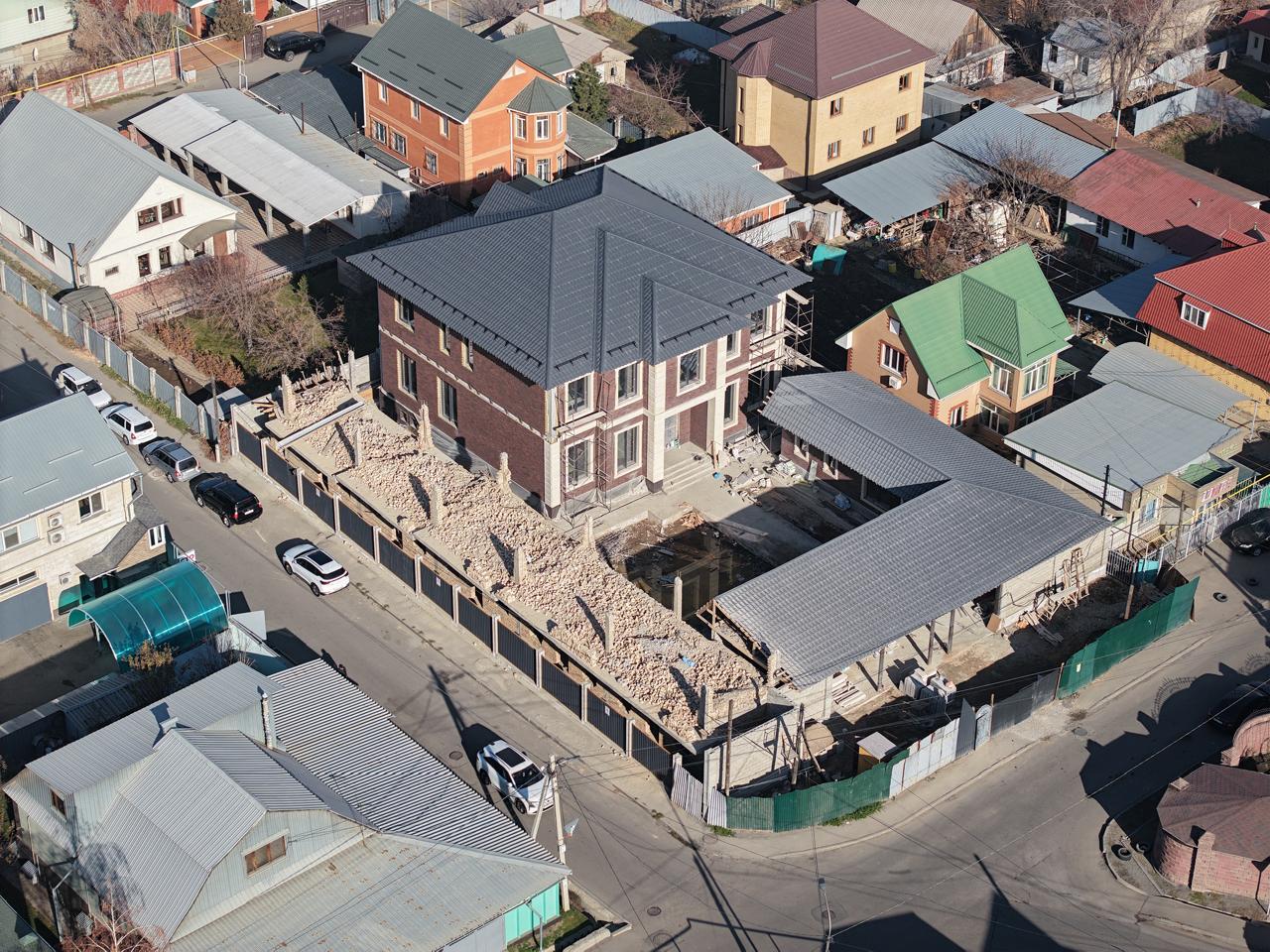 В Алматы сносят крупный незаконный объект