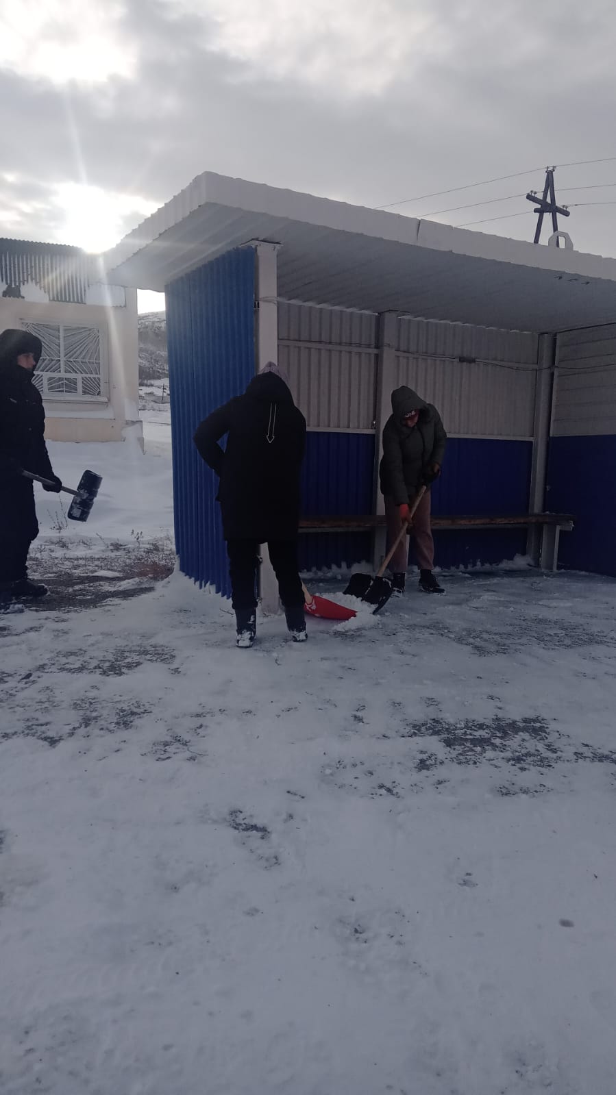 Веселовка ауылында автобус аялдамалары мен ескерткіш маңындағы аумақ қардан тазартылды