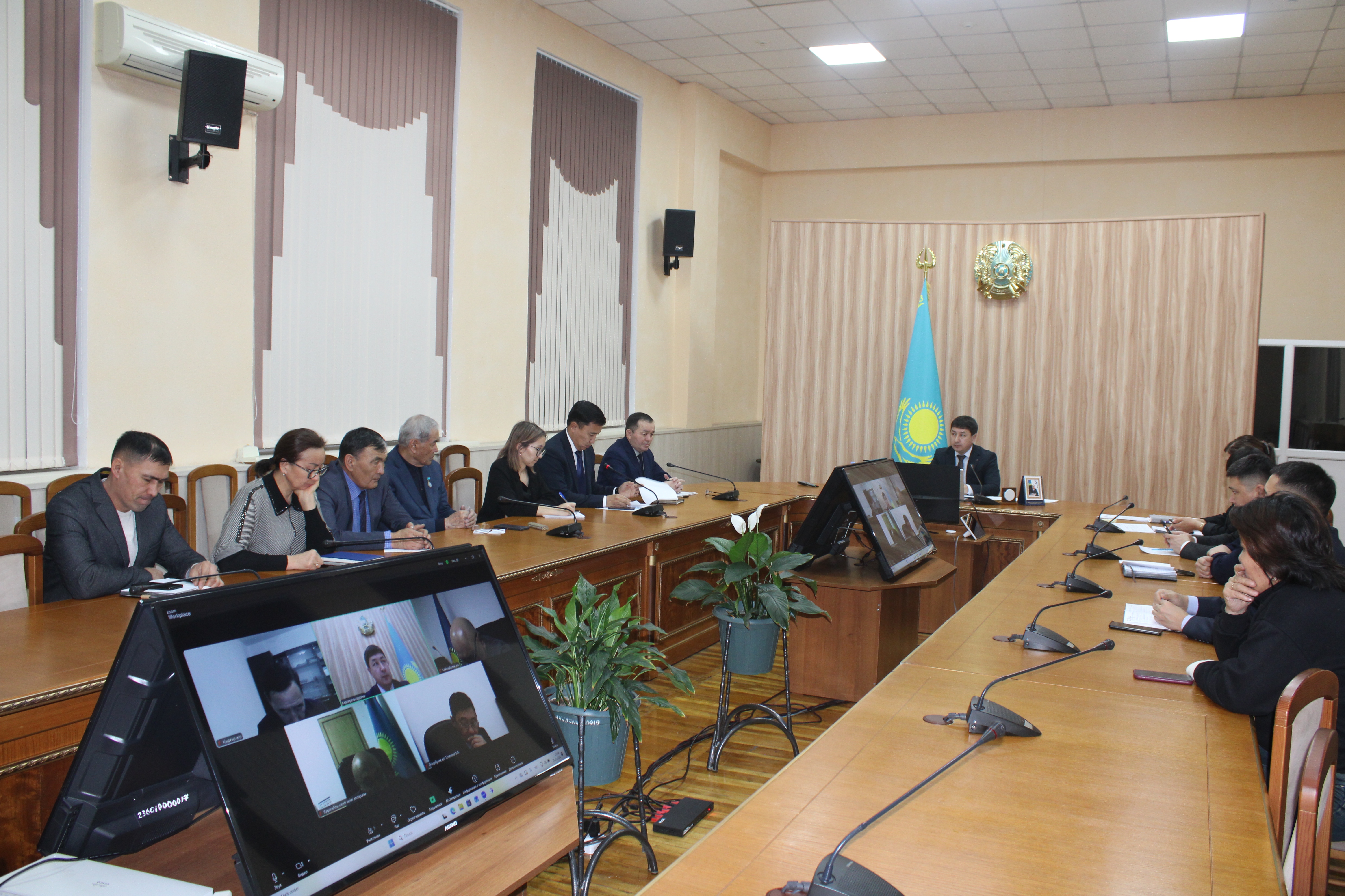 В городе Каркаралы состоялось расширенное заседание комиссии по делам несовершеннолетних и защите их прав при районном акимате.