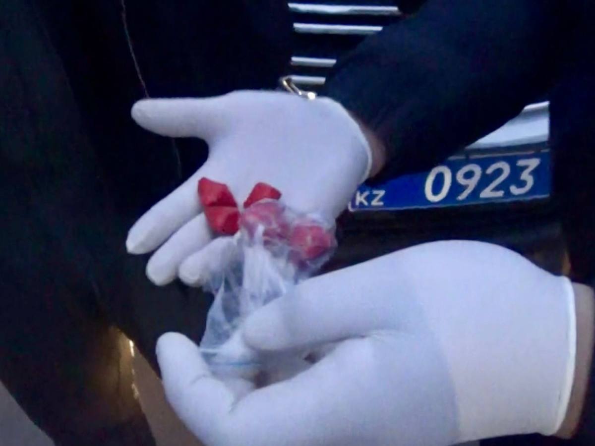 Павлодарда магнит арқылы есірткіні жасырын қойып жүрген күдікті ұсталды