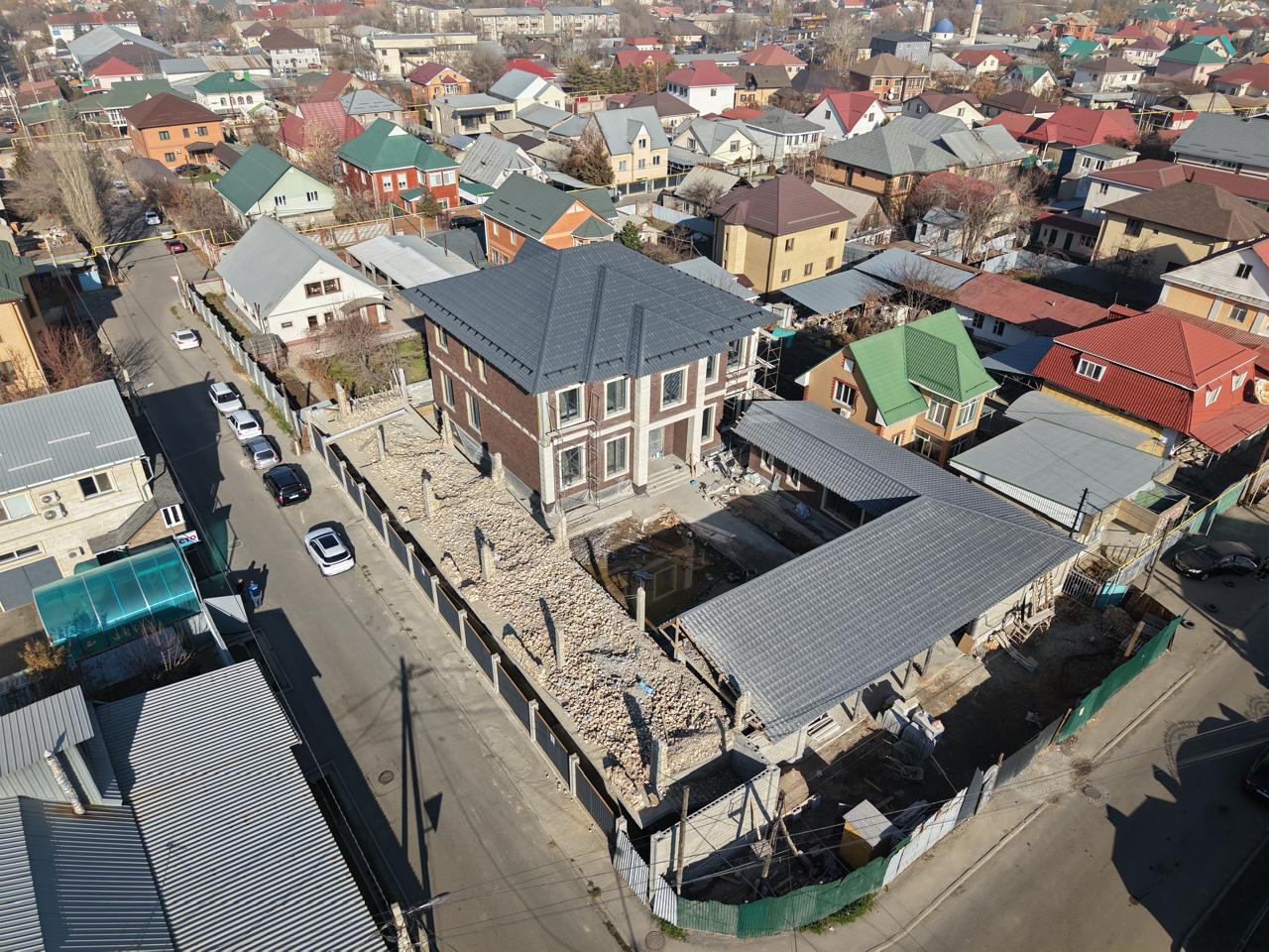 В Алматы сносят крупный незаконный объект