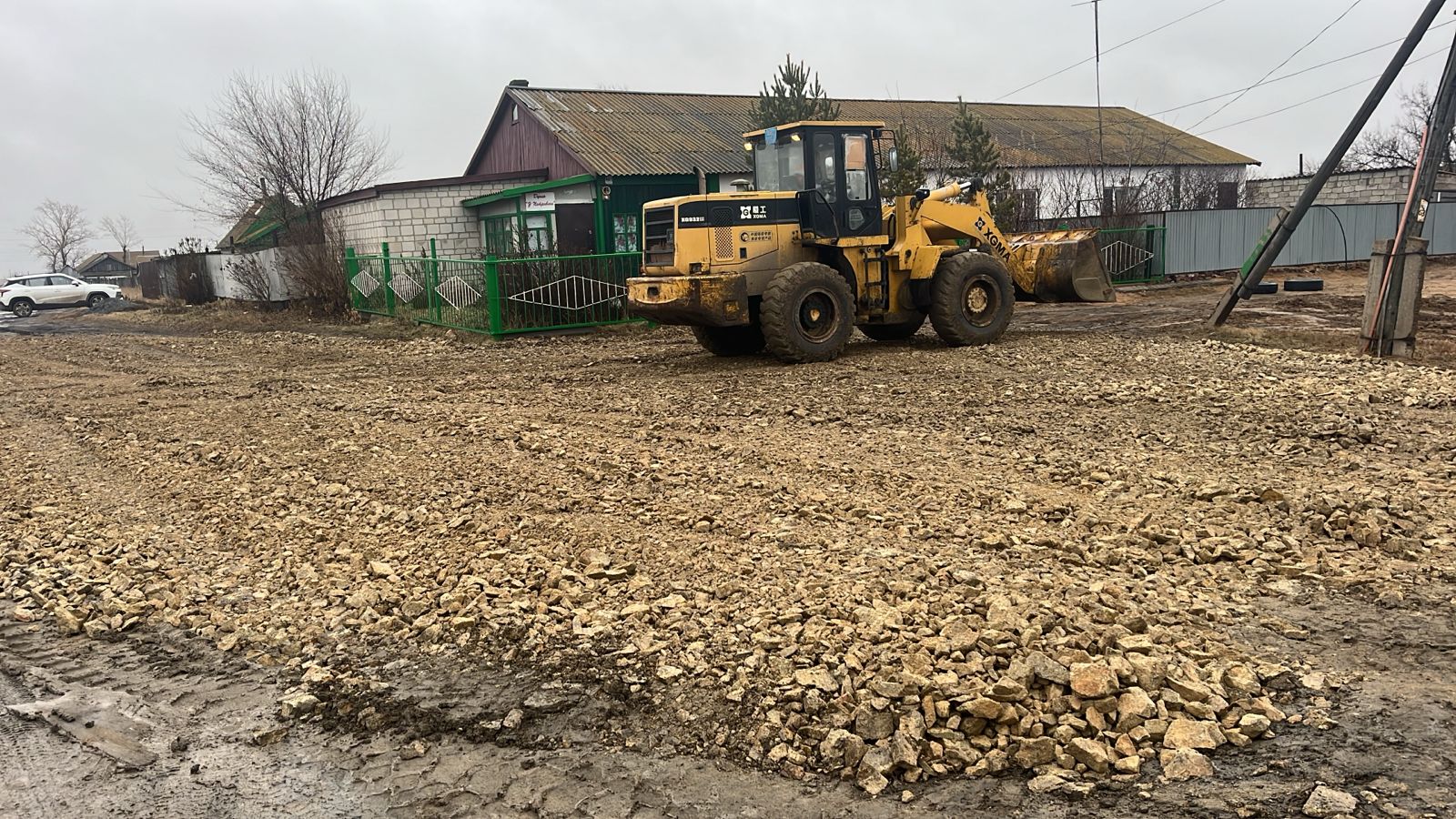 Көшелерге ұсақ таспен төсеу жұмыстары жүргізілуде.