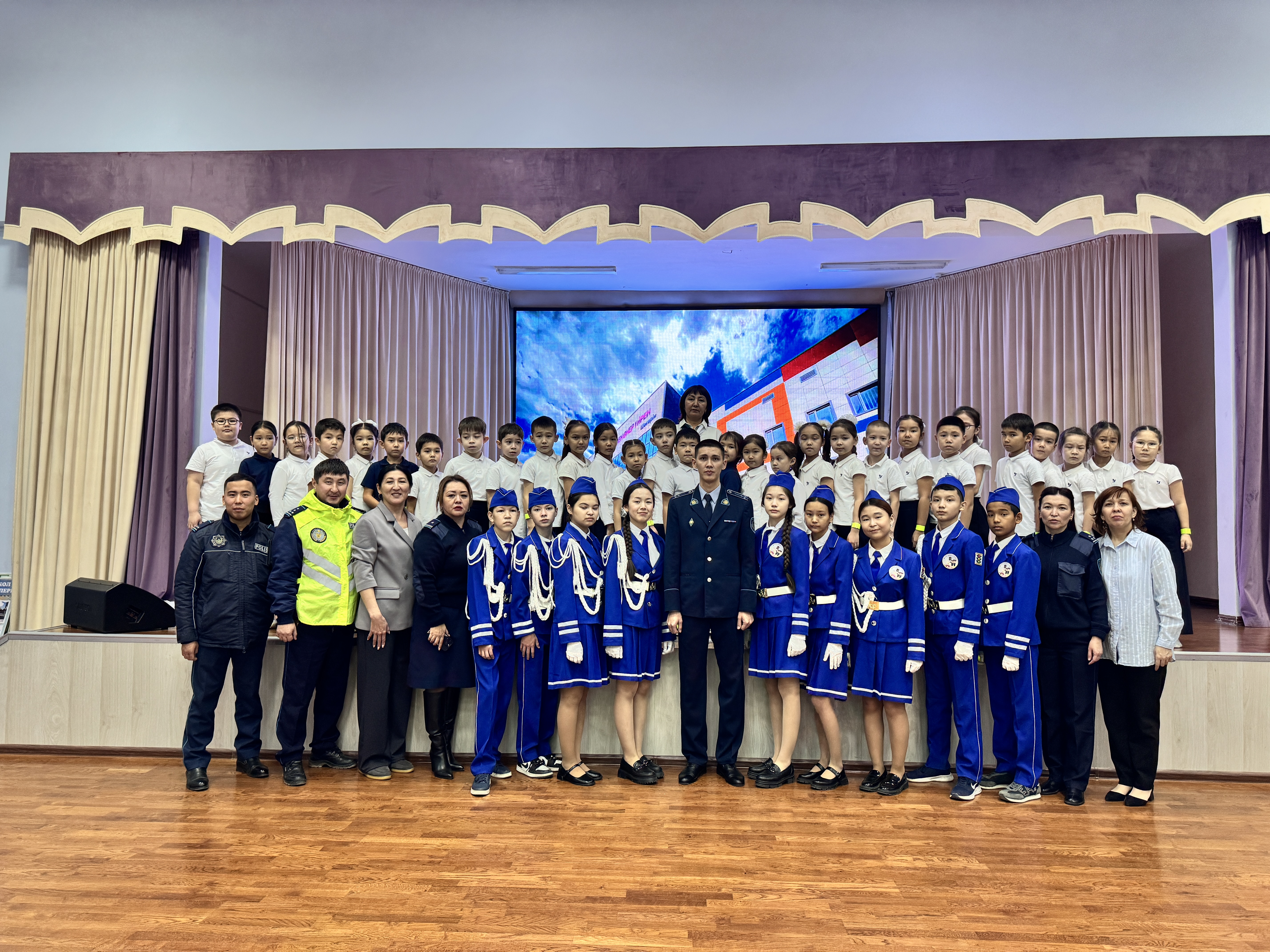 Закон и порядок на дороге: ЮИД и полиция провели интерактивное занятие для школьников Уральска