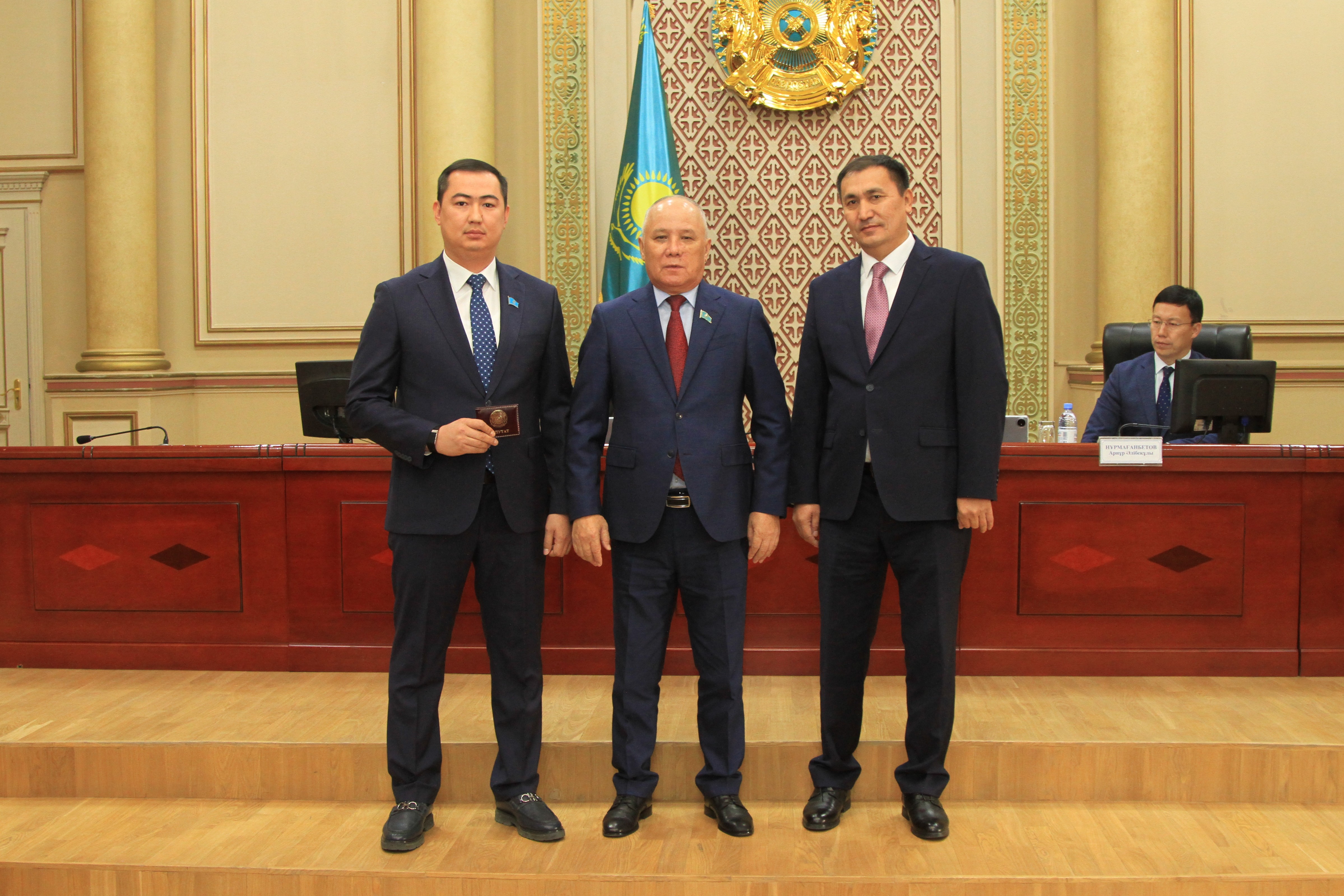 Вручены депутатский нагрудный знак и мандат