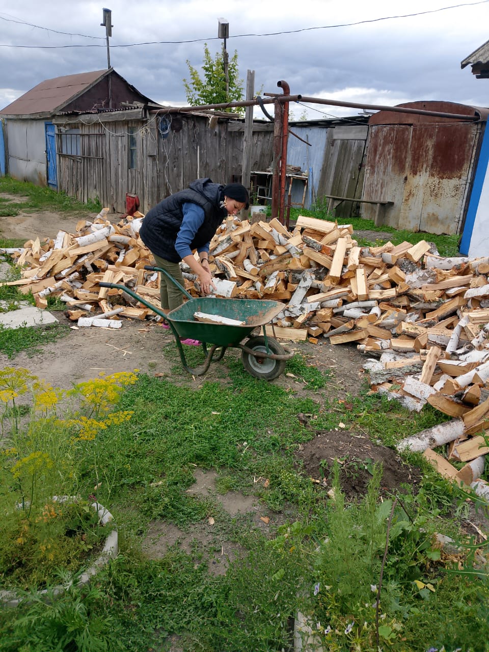 2 топтағы мүгедек А.В. Степановқа отын жинауға көмек көрсетілді. Оказана помощь инвалиду 2 группы Степанову А.В. в складировании дров.