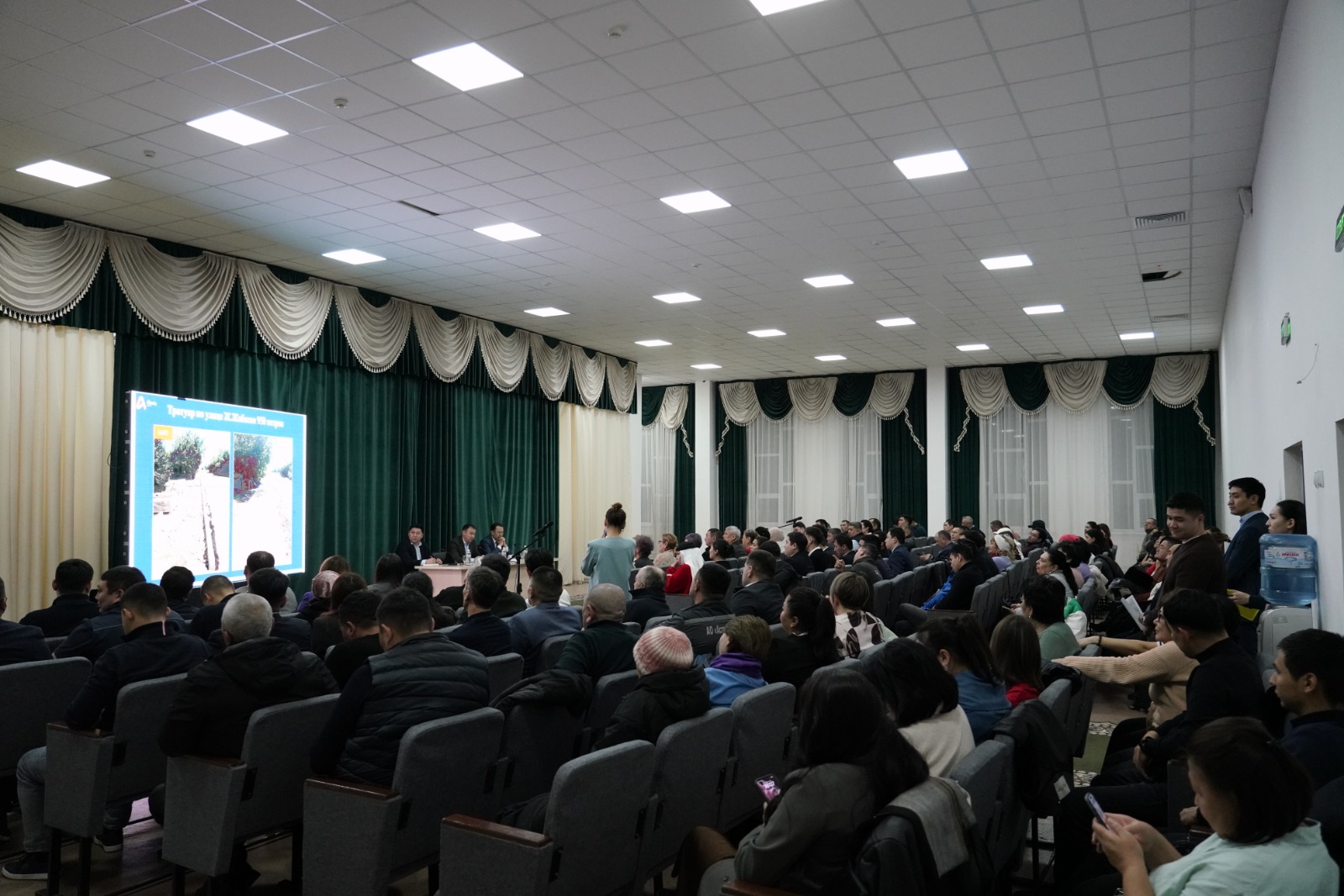 Аким района «Алматы» провёл встречу с жителями ЖМ «Железнодорожный»