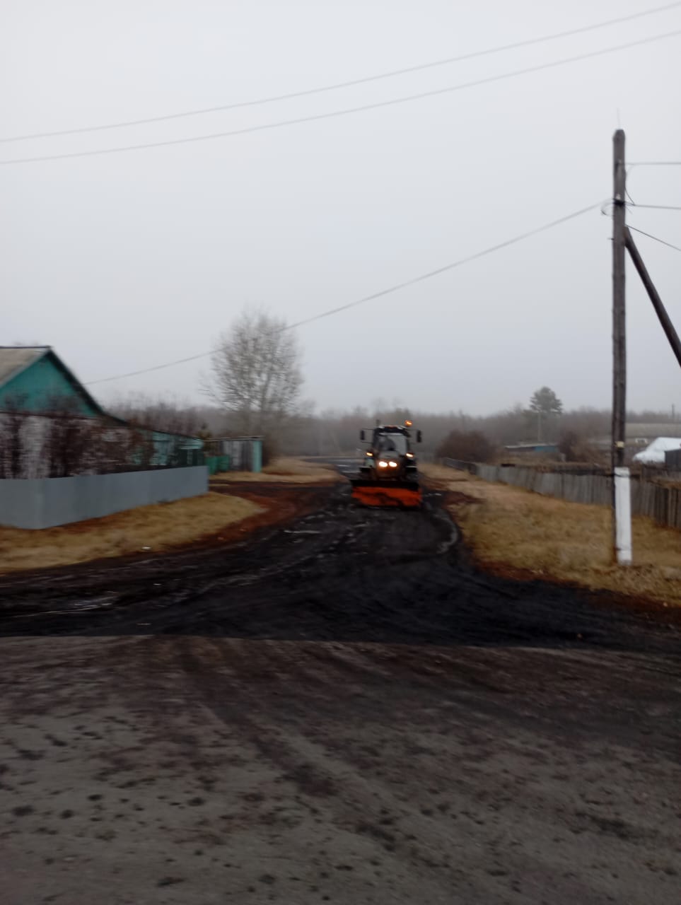 Кладбинка ауылында  кентішілік жолдары профильдеу  және Мира көшесіндегі шұңқырларға инертті материал себу жұмыстары  жүргізілді