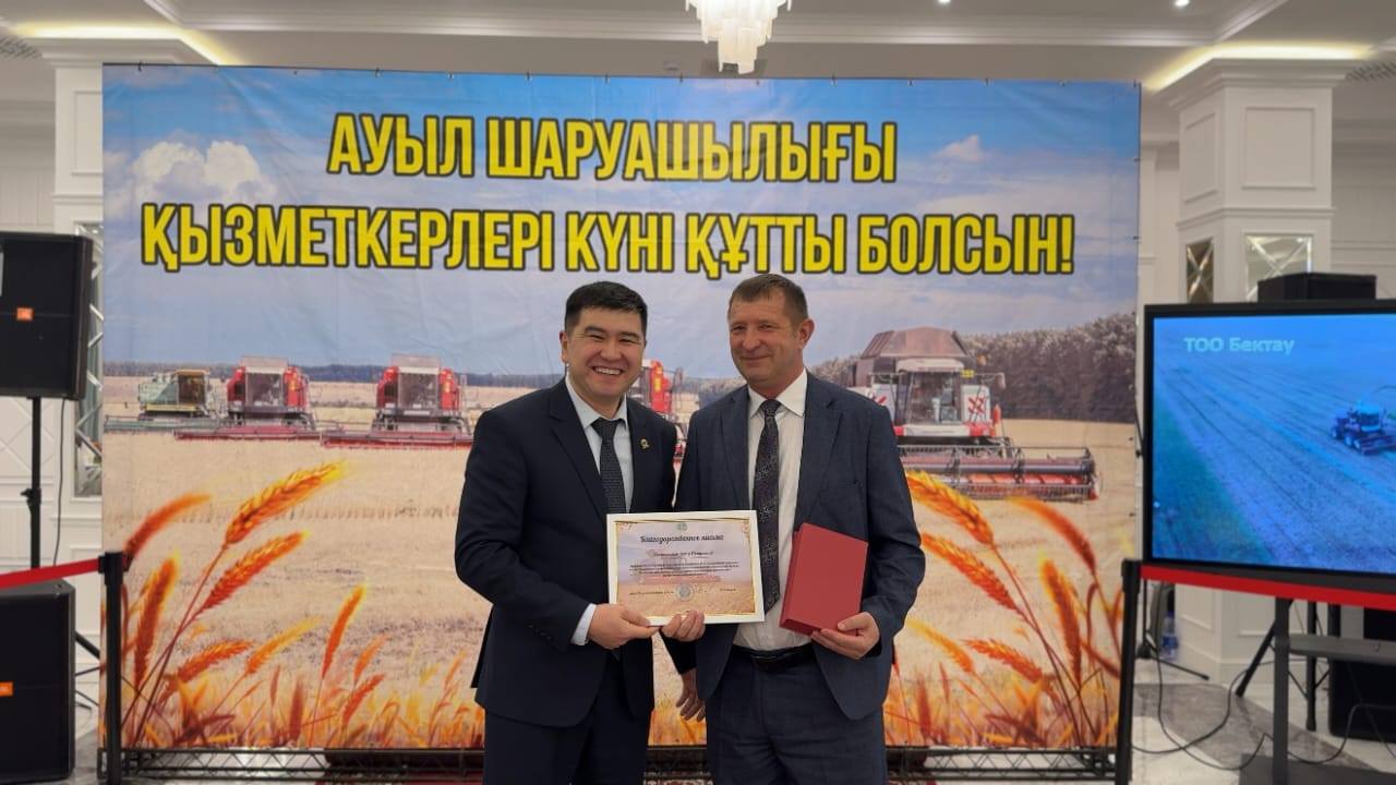 Аудандық мәслихат депутаттары ауыл шаруашылығы қызметкерлері күніне орай марапаттарға ие болды