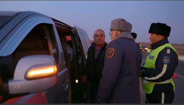 Полиция наградила водителя с 20-летним "чистым" стажем на дороге в Туркестанской области