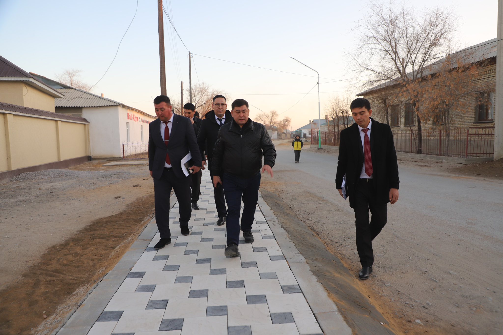 Аудан әкімі жаяу жүргіншілер жолдары мен нысандардағы жөндеу жұмыстарын бақылады