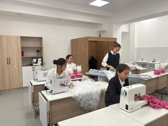 В КЕЛЕСЕ УЧАЩИЕСЯ ШКОЛЫ «КЕЛЕШЕК " ОСВАИВАЮТ ПОШИВ НАЦИОНАЛЬНОЙ ОДЕЖДЫ