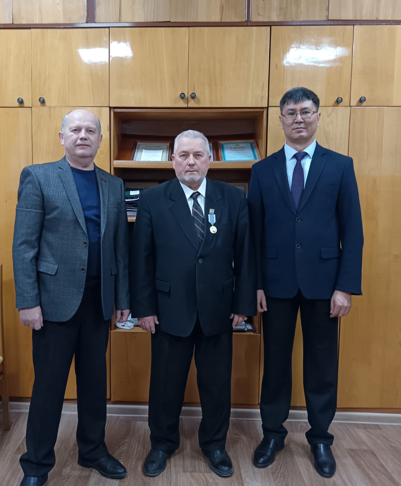 руководитель КГУ «Управление координации занятости и социальных программ акимата СКО» Ельжасов Р.С. вручил медаль «Еңбек ардагері»   Мироняку Василию Яковлевичу