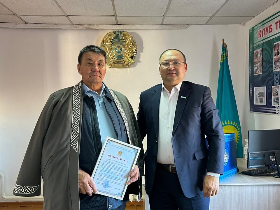 Зейнеткерлікке шыққан Қаракемер ауылы тұрғынына құрмет көрсетілді