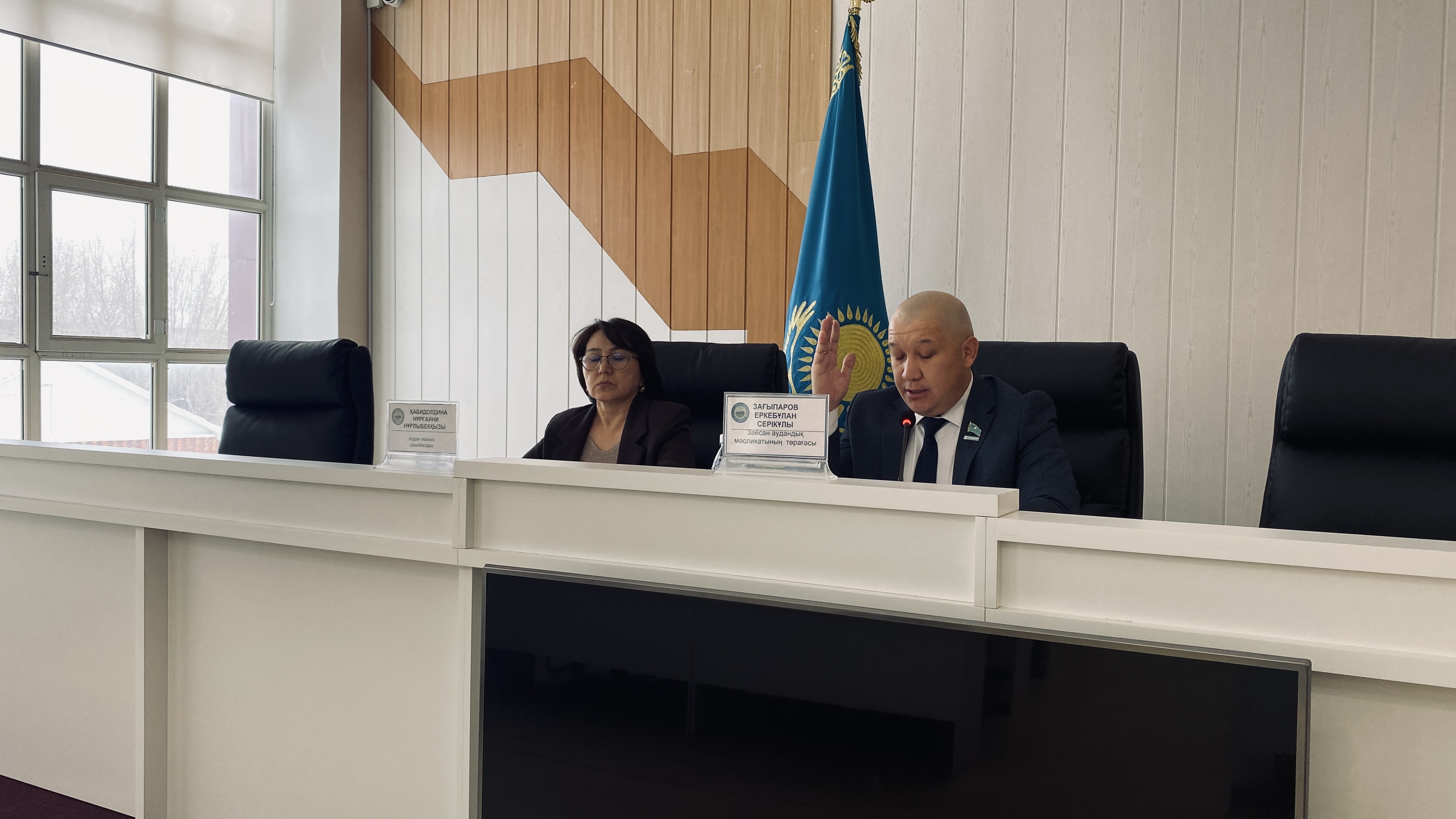 Зайсан аудандық мәслихатының кезектен тыс сессиясы