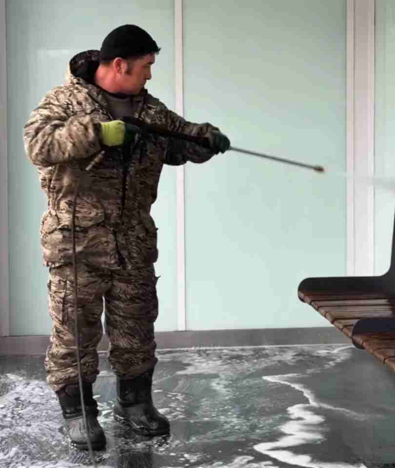 В районе Сарыарқа продолжаются работы по капитальной мойке остановочных павильонов