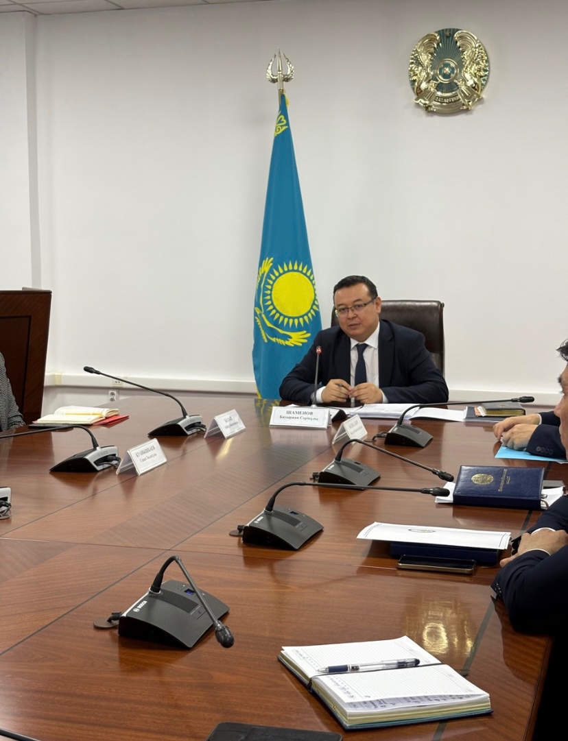 Обсуждены вопросы профилактики коррупции, соблюдения норм этики и основные права государственных служащих, а также их ответственность за административные правонарушения