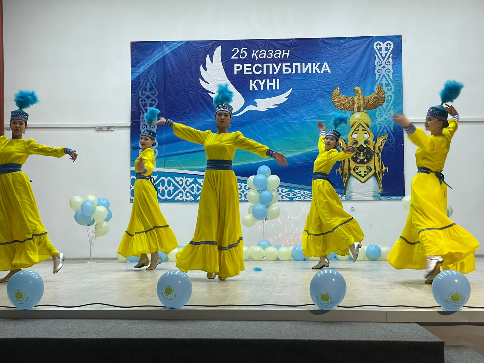 В Доме Культуры села Советское состоялся праздничный концерт, посвященный национальному празднику День Республики.