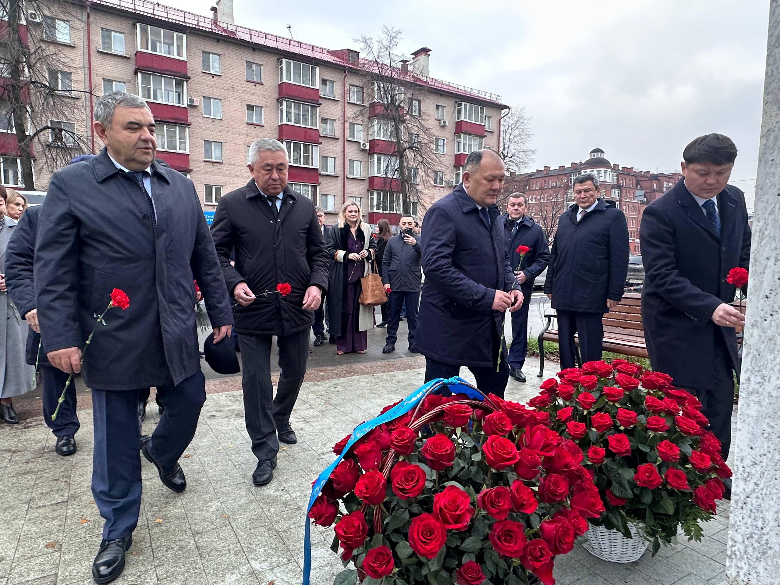 Делегация Северо-Казахстанской области во главе с Гауезом Нурмухамбетовым возложила цветы к памятнику великому казахскому писателю и мыслителю Абаю в городе Казань